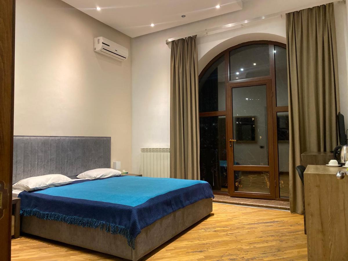 Saryan Hotel Ереван Екстериор снимка