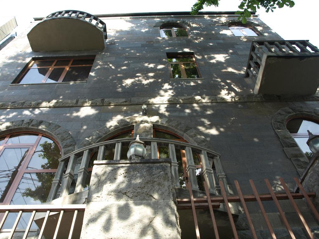 Saryan Hotel Ереван Екстериор снимка