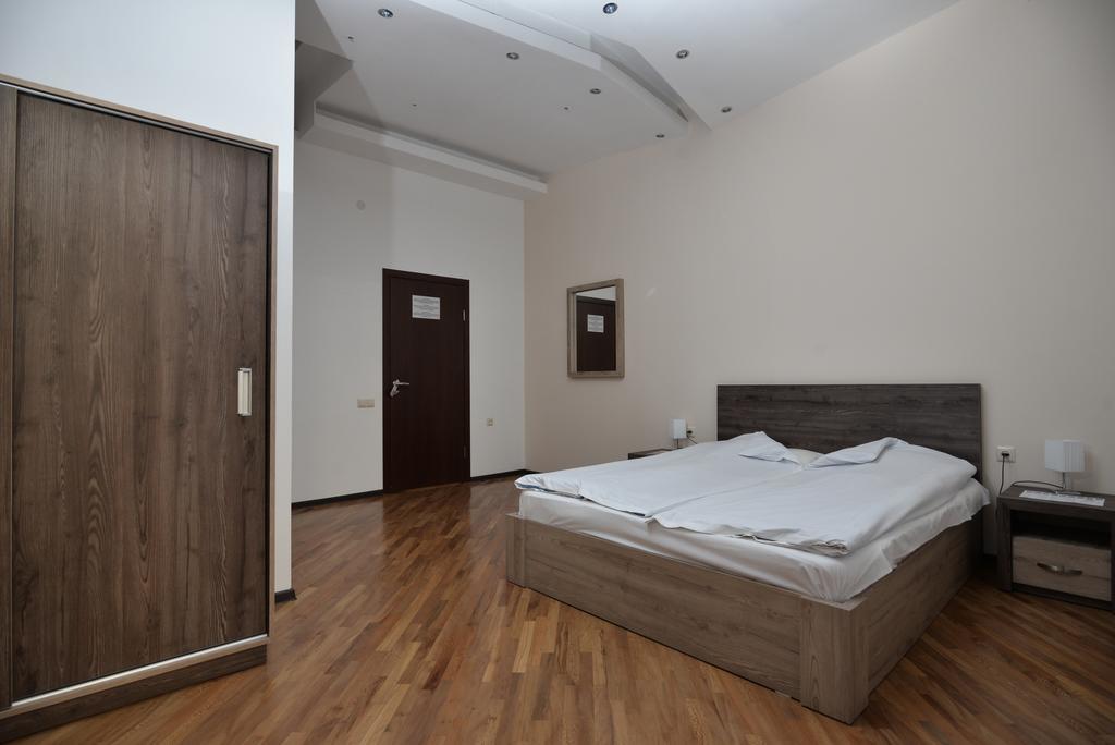 Saryan Hotel Ереван Екстериор снимка