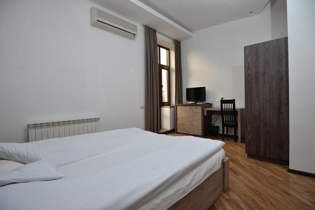 Saryan Hotel Ереван Екстериор снимка