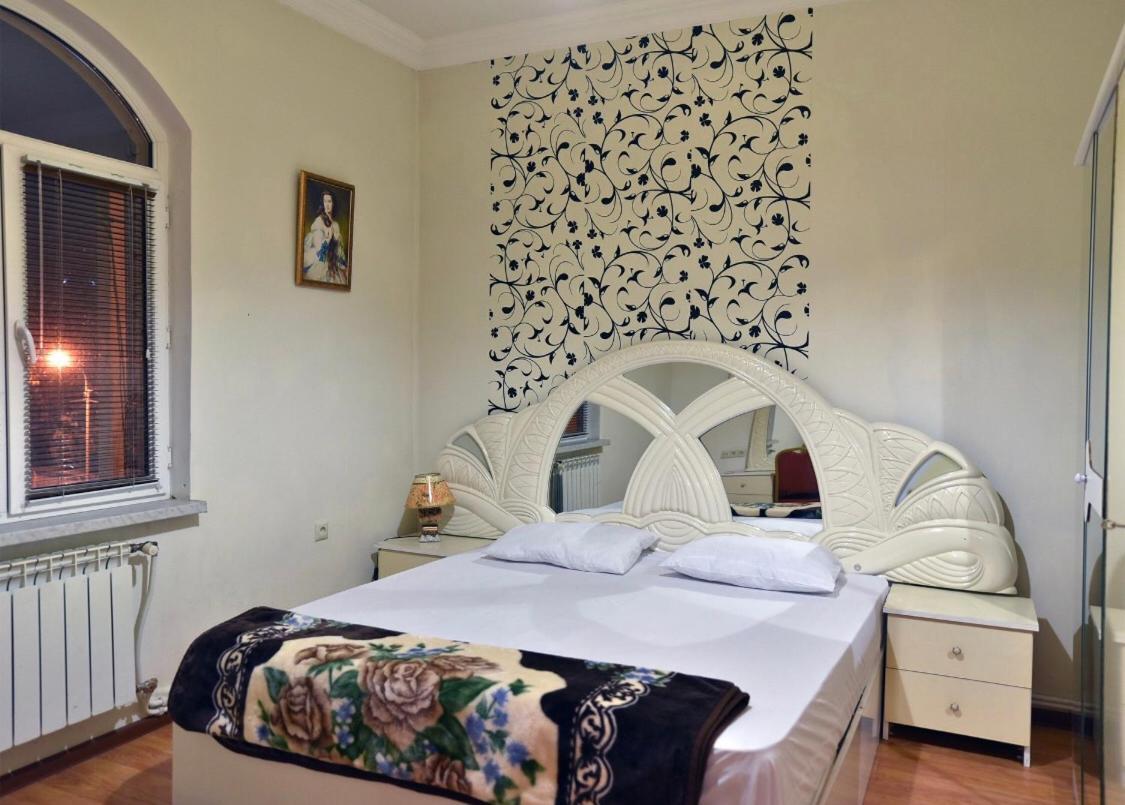 Saryan Hotel Ереван Екстериор снимка