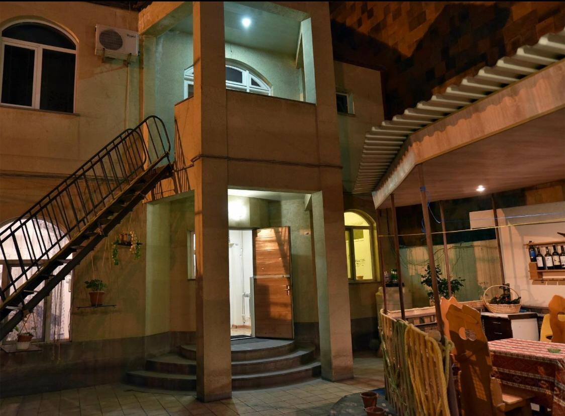 Saryan Hotel Ереван Екстериор снимка