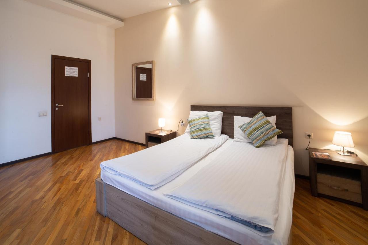 Saryan Hotel Ереван Екстериор снимка